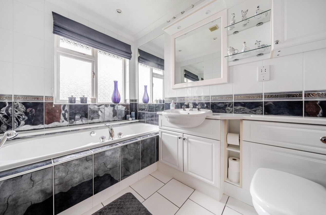 5 bedroom detached house For Sale in Sevenoaks - Photograph 14