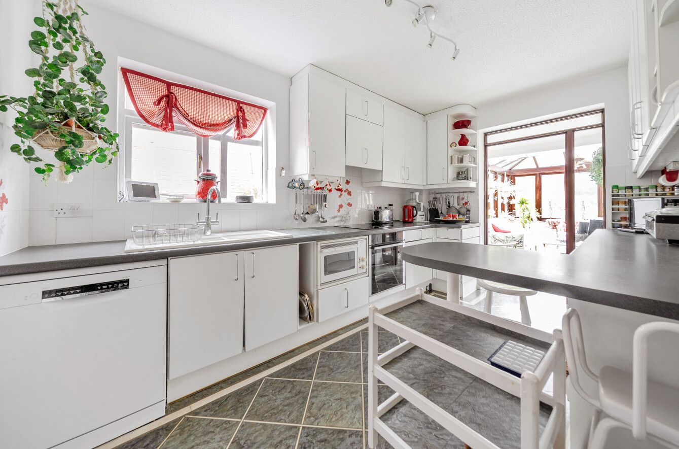 5 bedroom detached house For Sale in Sevenoaks - Photograph 4