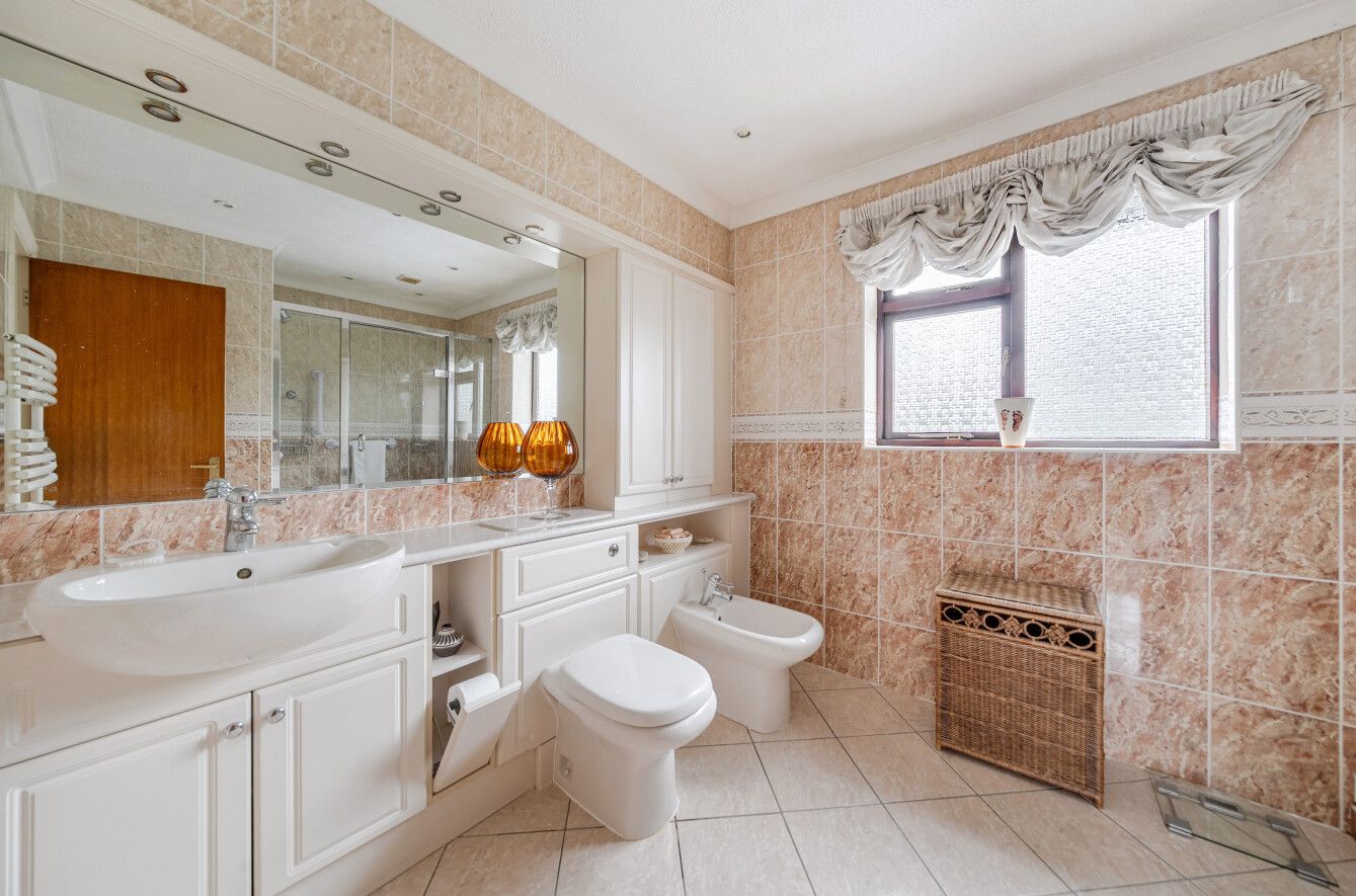 5 bedroom detached house For Sale in Sevenoaks - Photograph 11