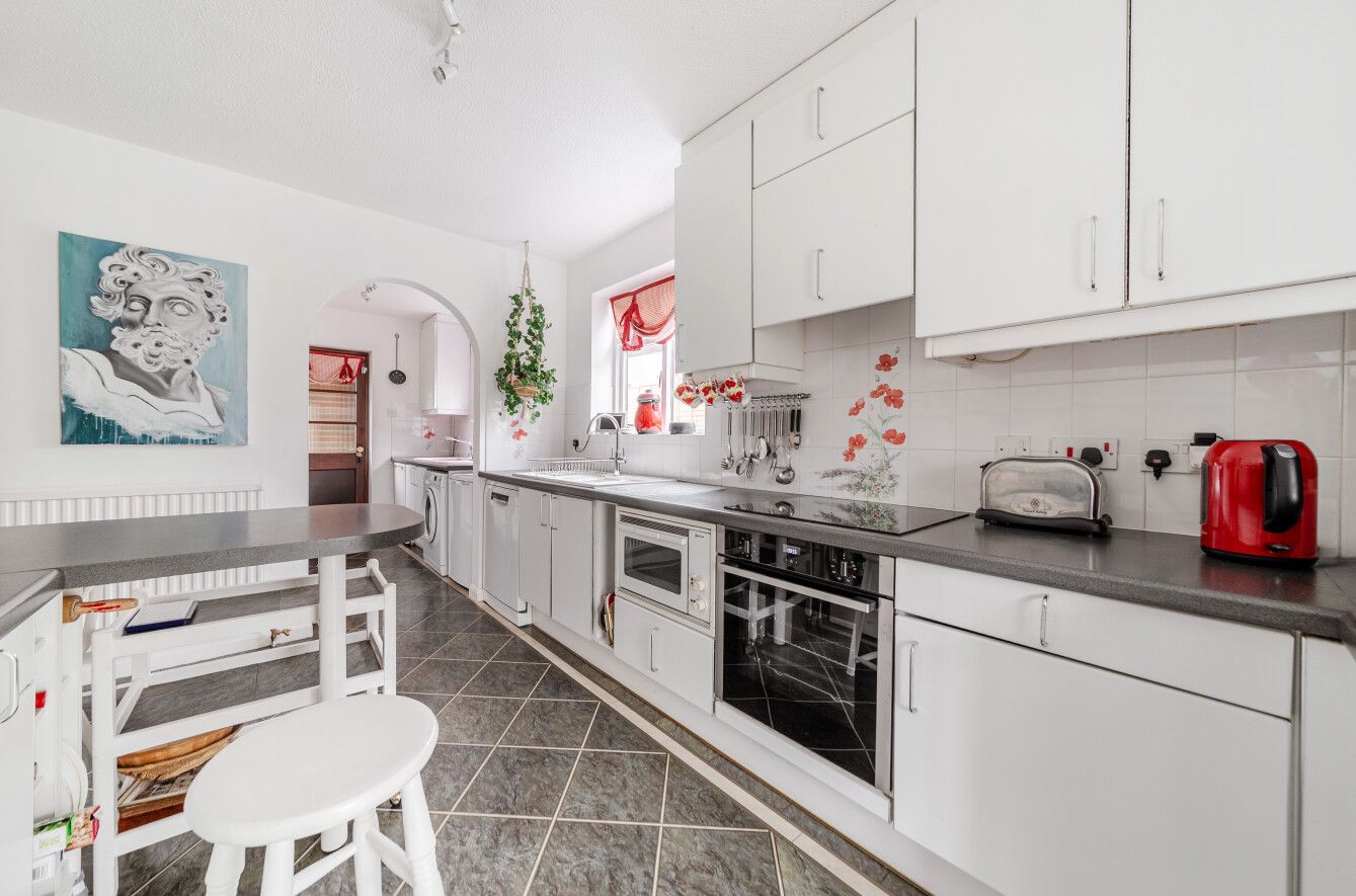 5 bedroom detached house For Sale in Sevenoaks - Photograph 7