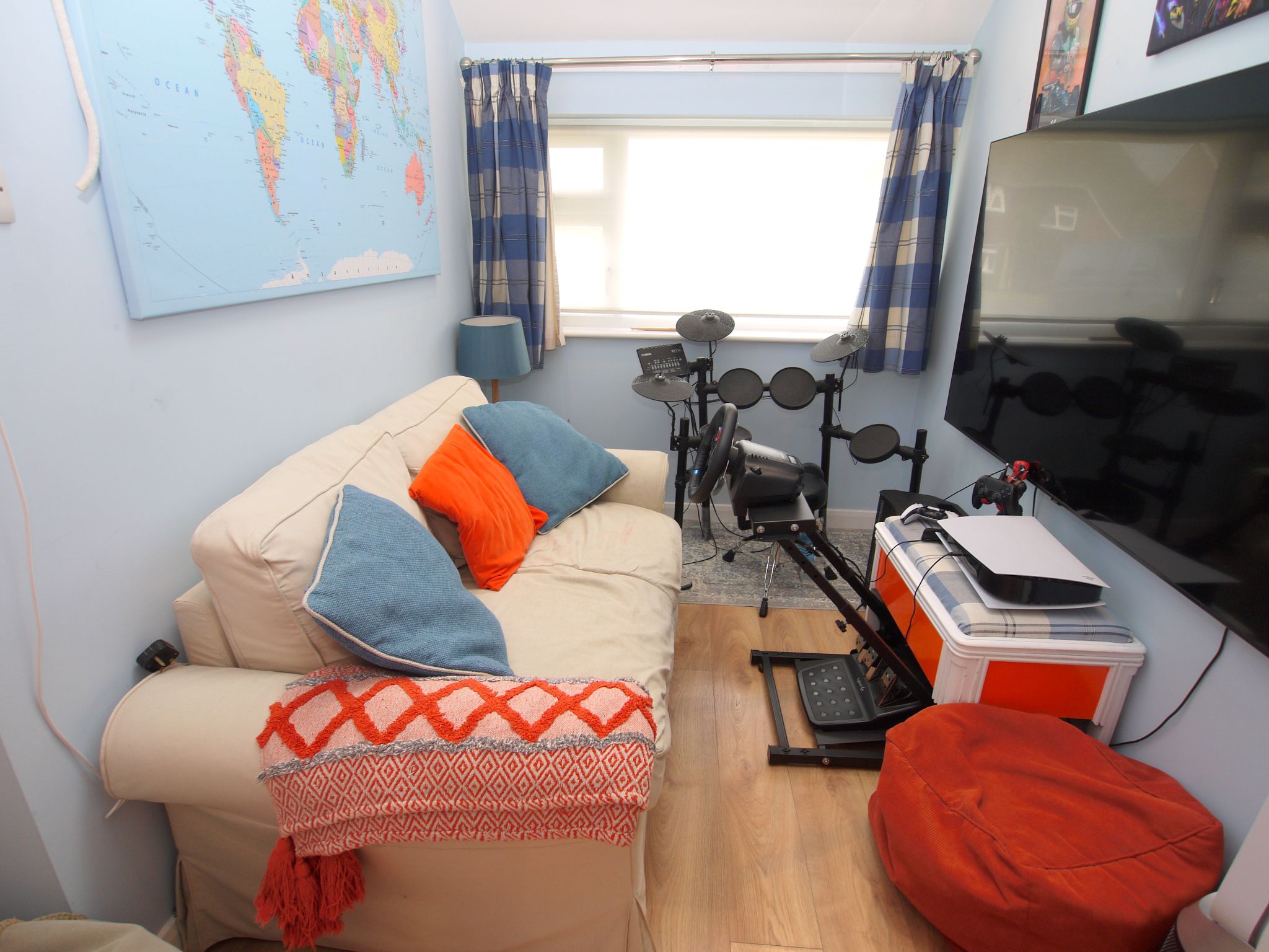 4 bedroom detached house For Sale in Sevenoaks - Photograph 2