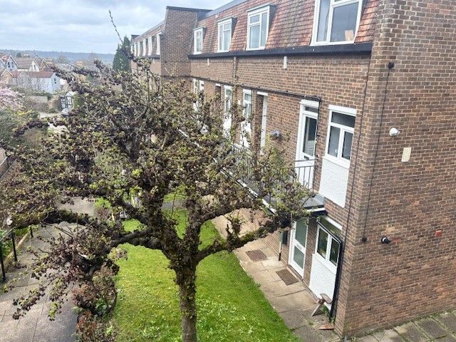 2 bedroom apartment For Sale in Sevenoaks - Photograph 7