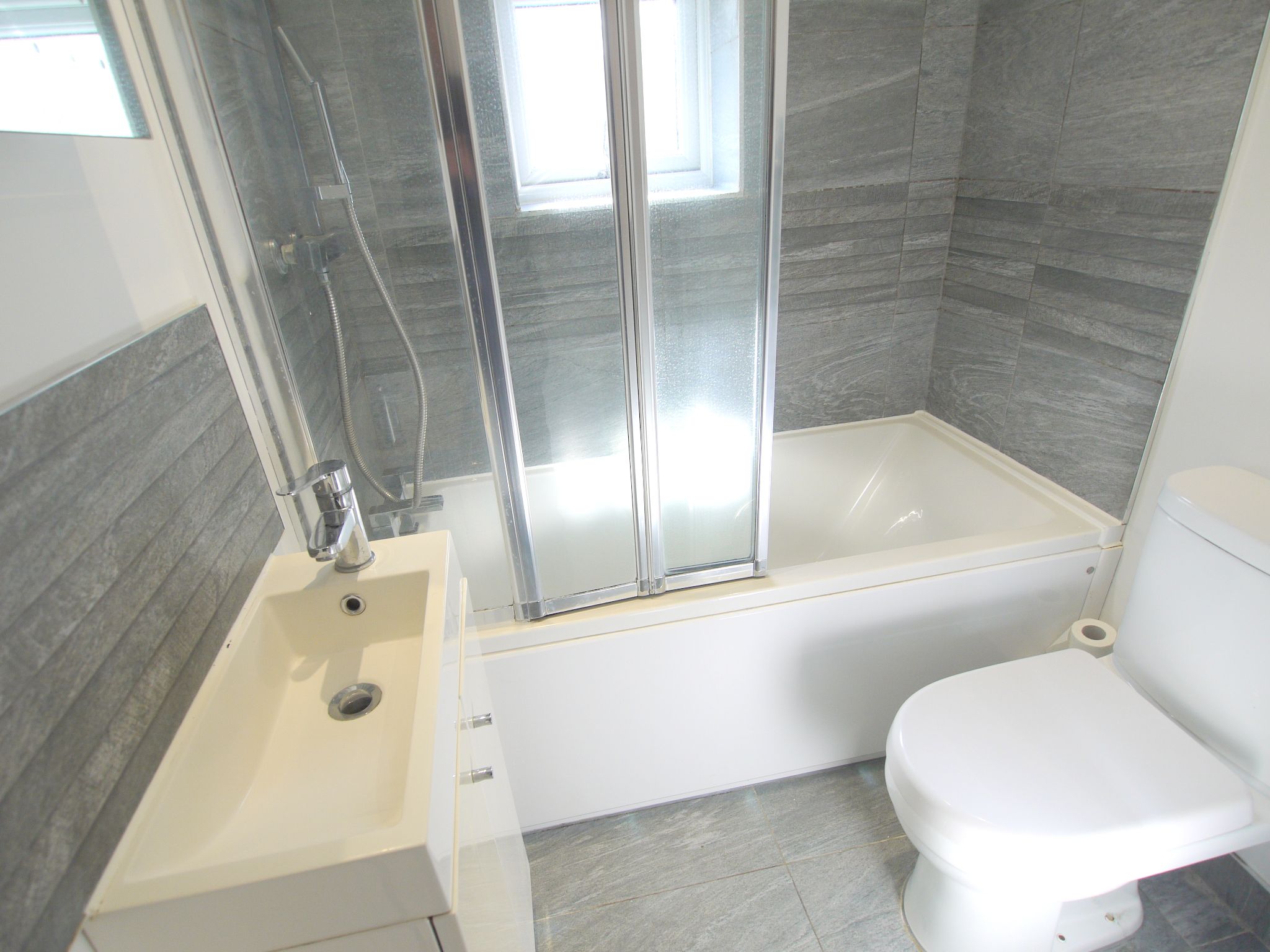 1 bedroom apartment To Let in Sevenoaks - Photograph 4