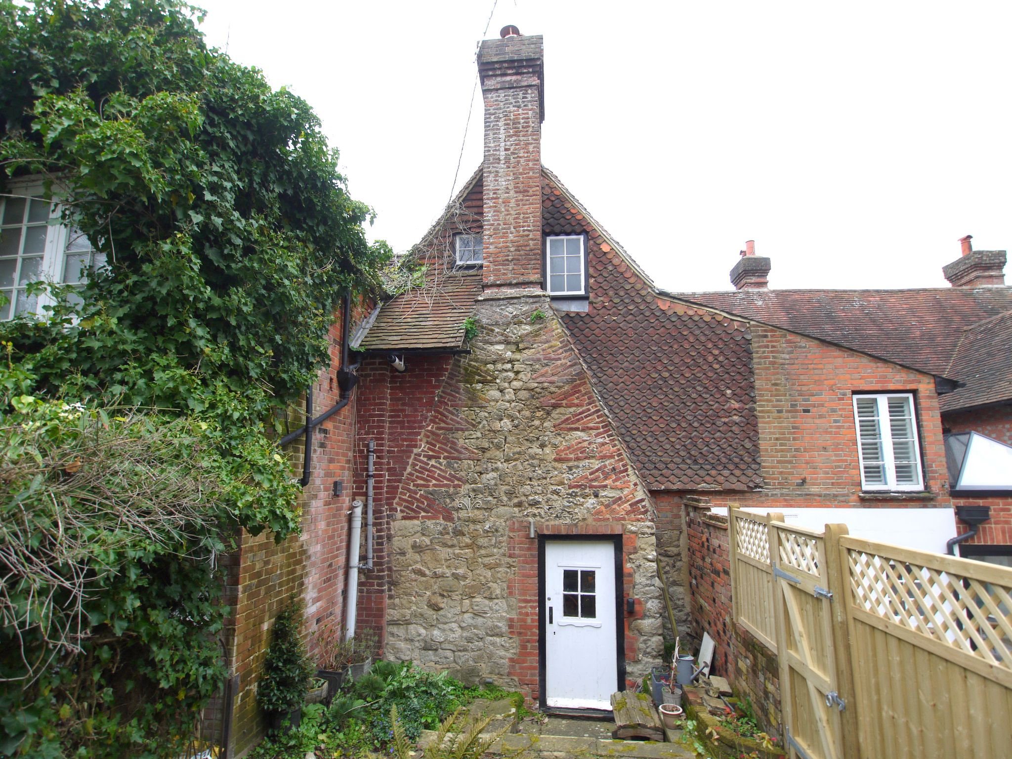 2 bedroom semi-detached house For Sale in Chipstead - Photograph 9