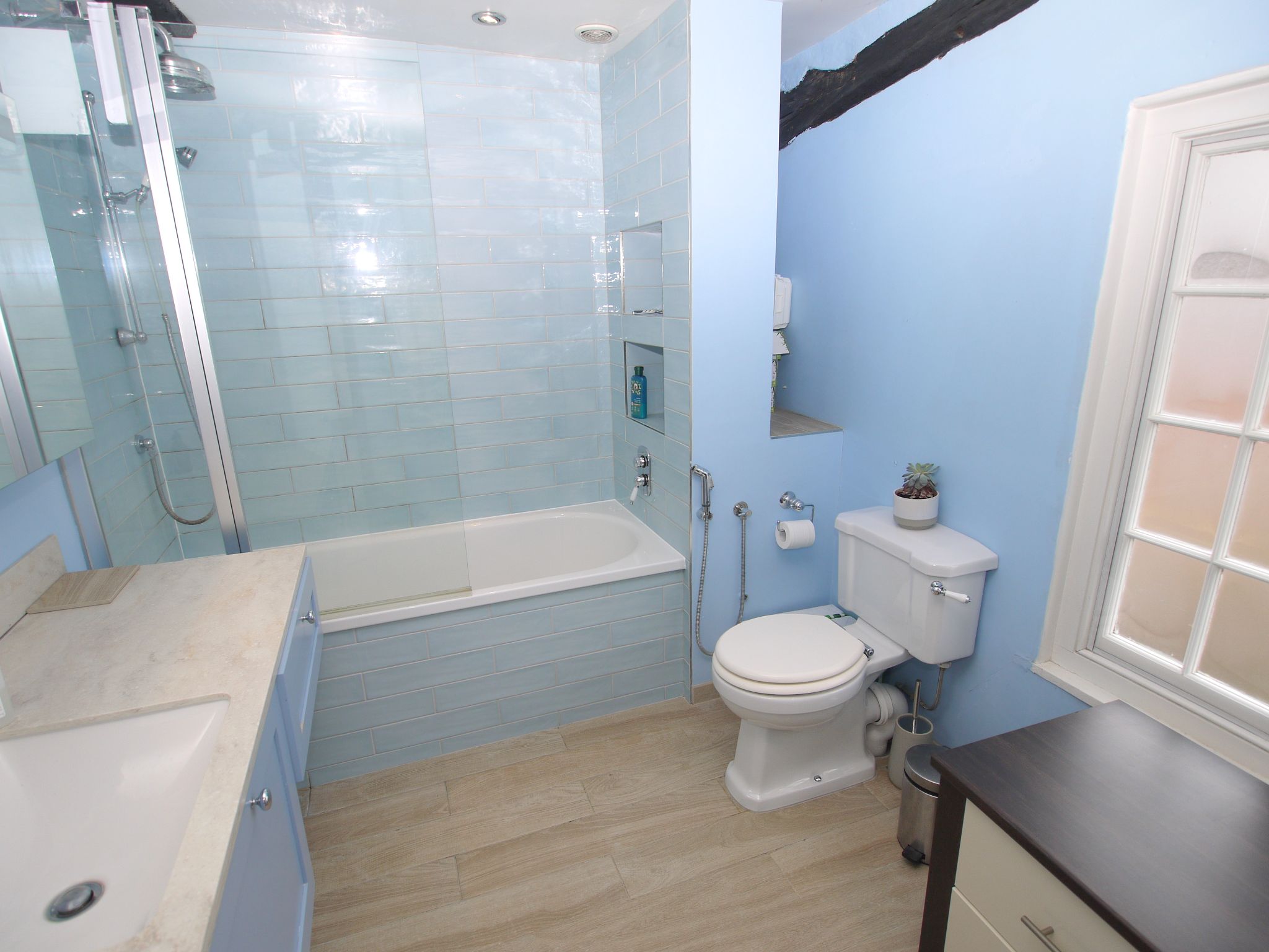 2 bedroom semi-detached house For Sale in Chipstead - Photograph 7