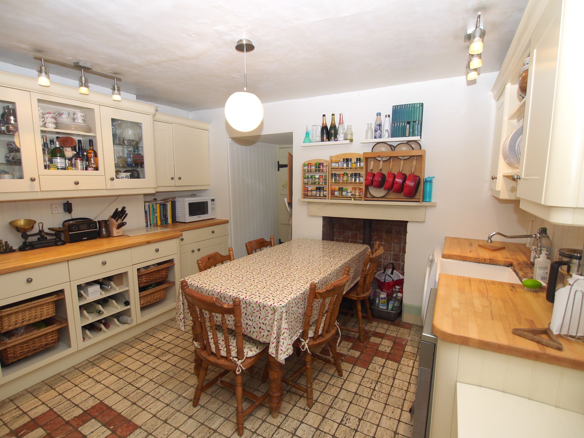 2 bedroom semi-detached house For Sale in Chipstead - Property photograph