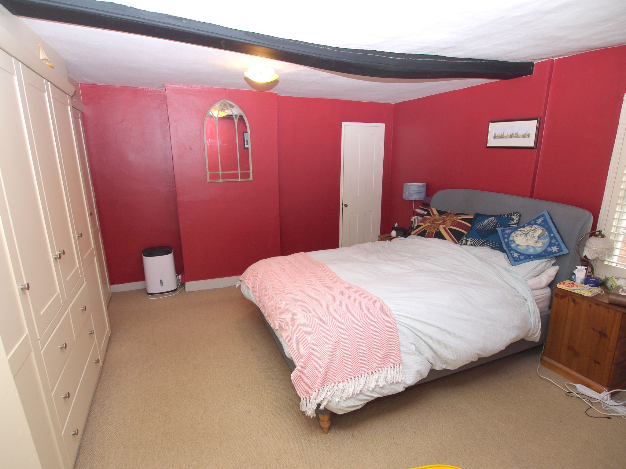 2 bedroom semi-detached house For Sale in Chipstead - Photograph 6