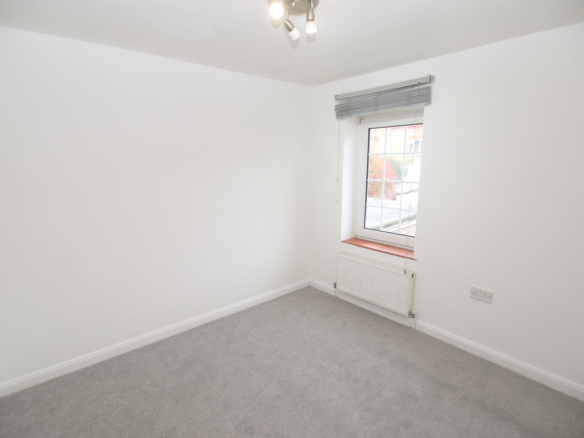 2 bedroom mid terraced house For Sale in Sevenoaks - Photograph 4