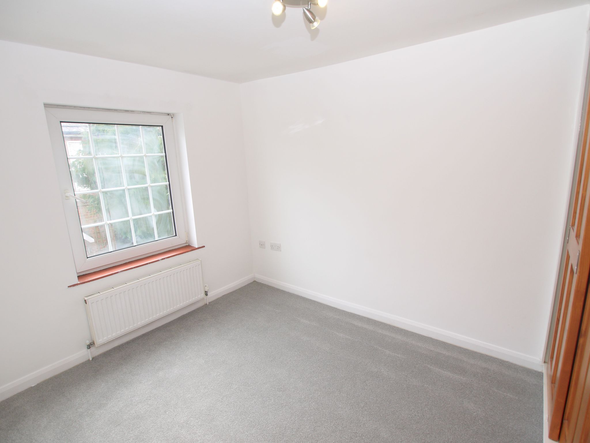 2 bedroom mid terraced house For Sale in Sevenoaks - Photograph 5