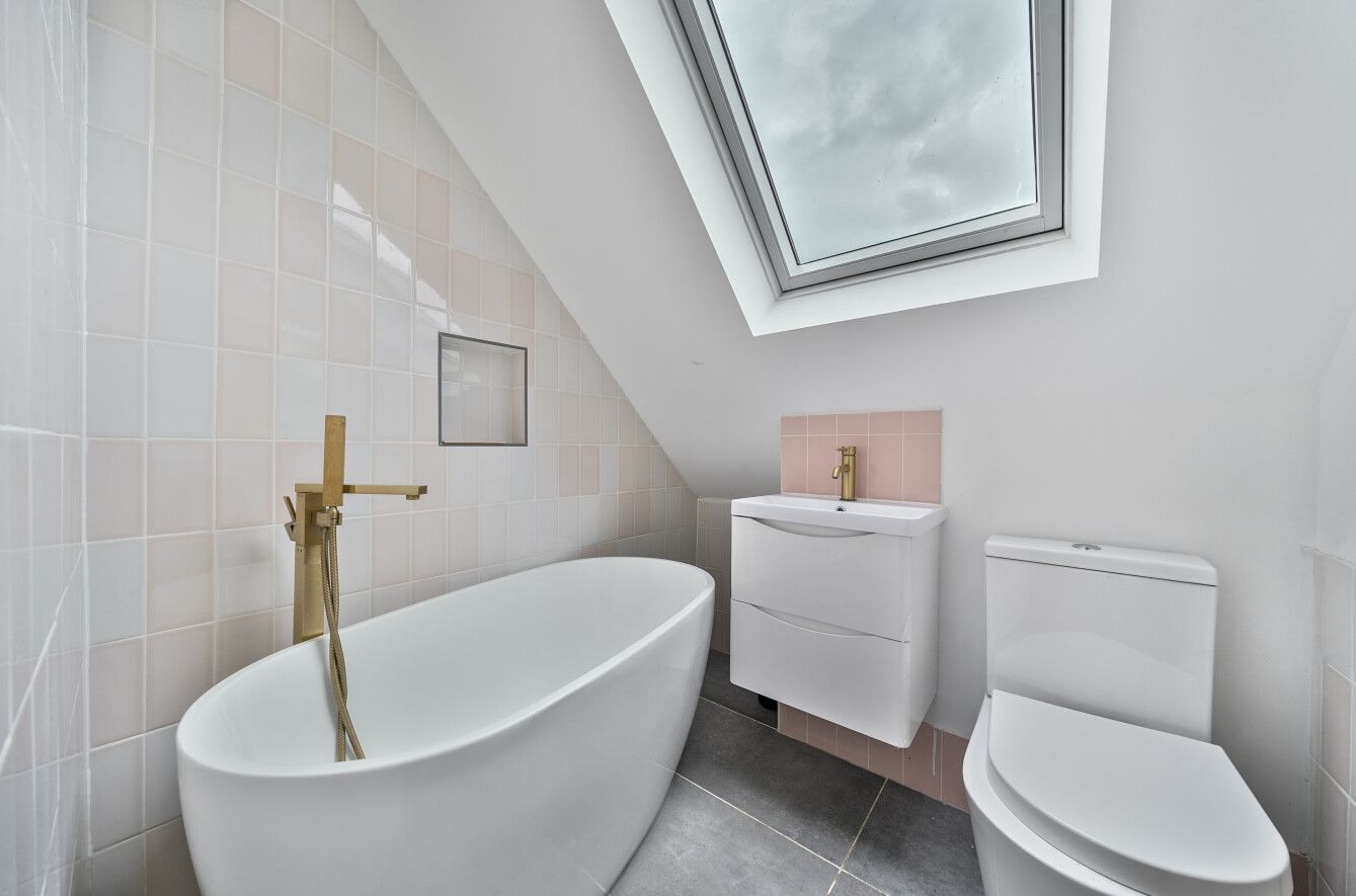 4 bedroom detached house For Sale in Sundridge - Photograph 2