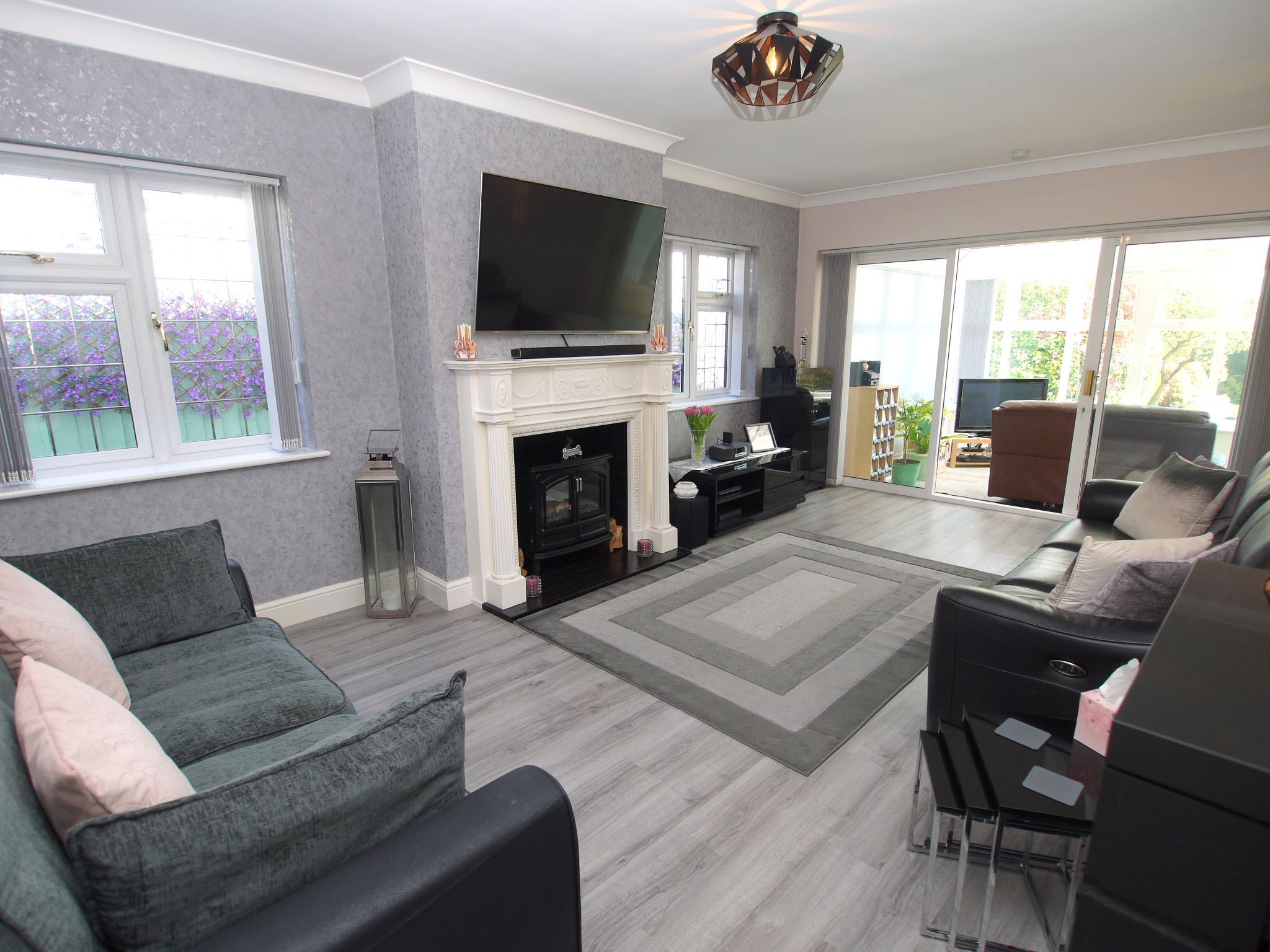 2 bedroom detached bungalow For Sale in Sevenoaks - Property photograph