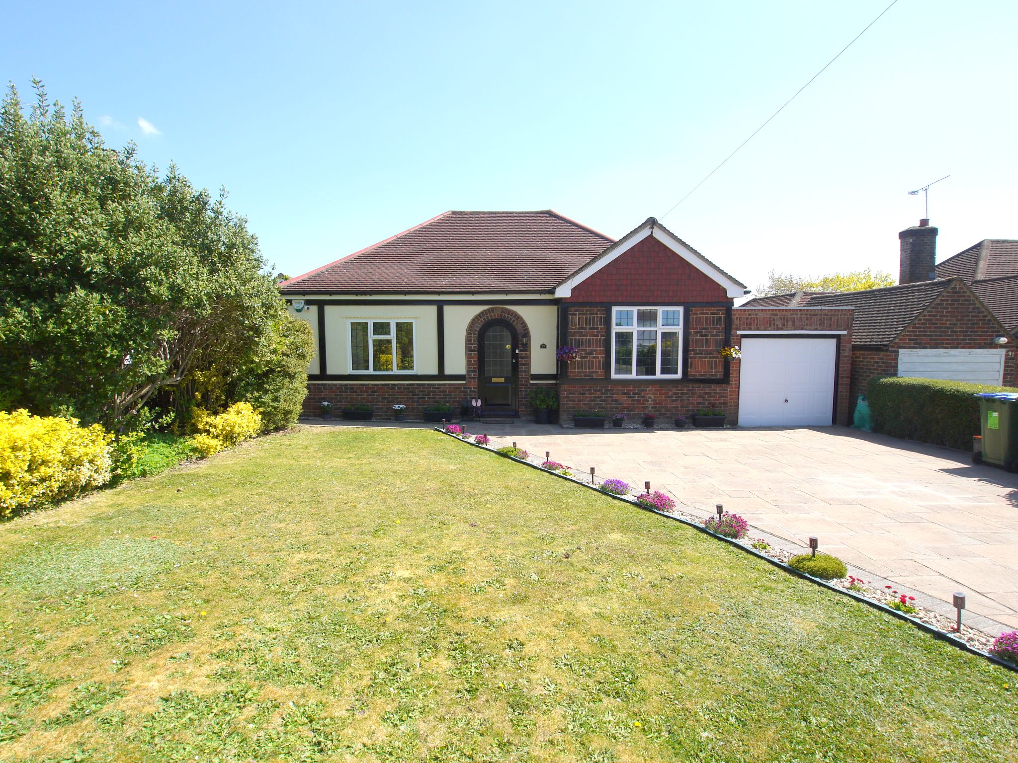 2 bedroom detached bungalow For Sale in Sevenoaks - Property photograph