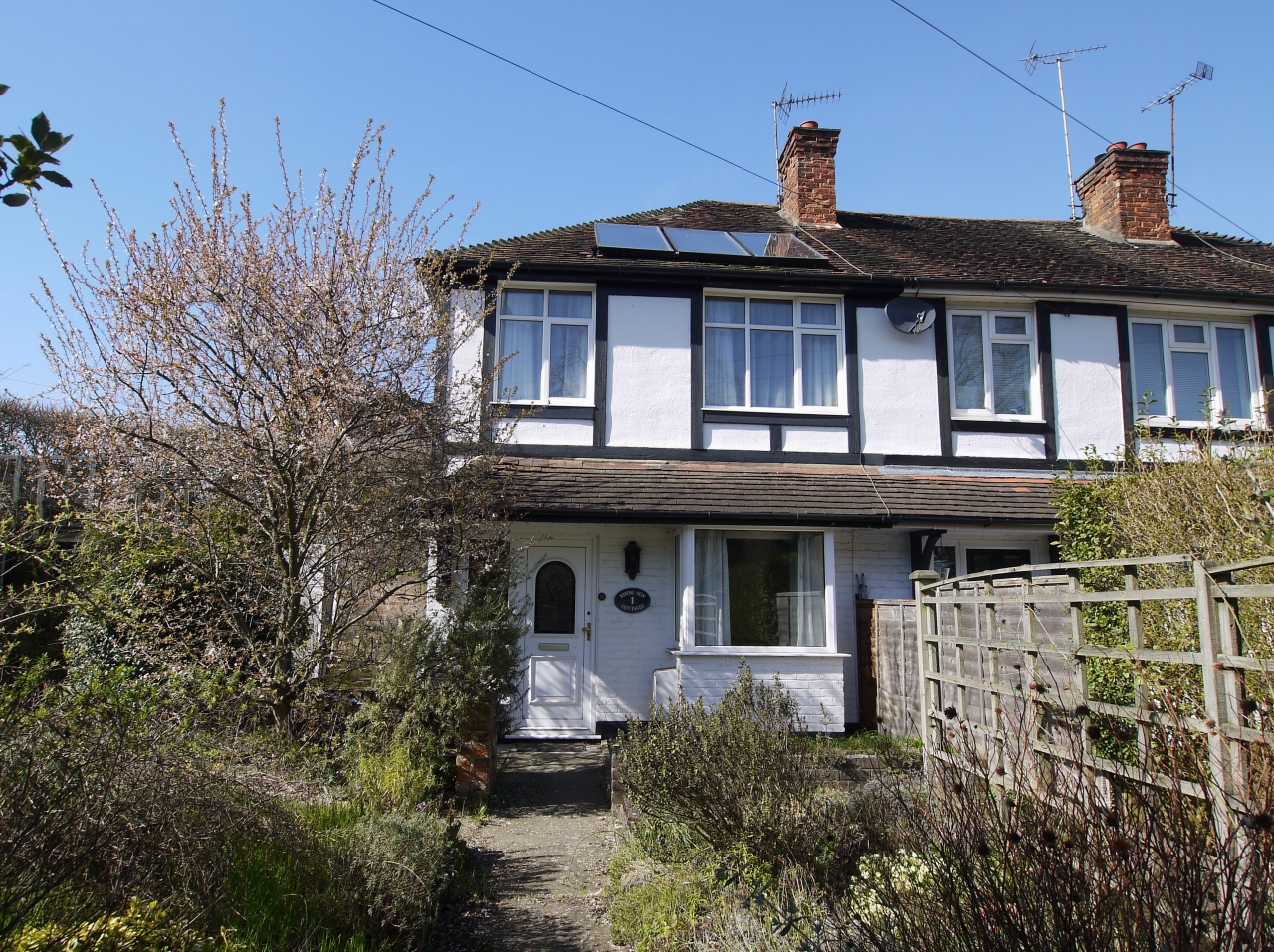2 bedroom end terraced house Sold in Sevenoaks - Photograph 1