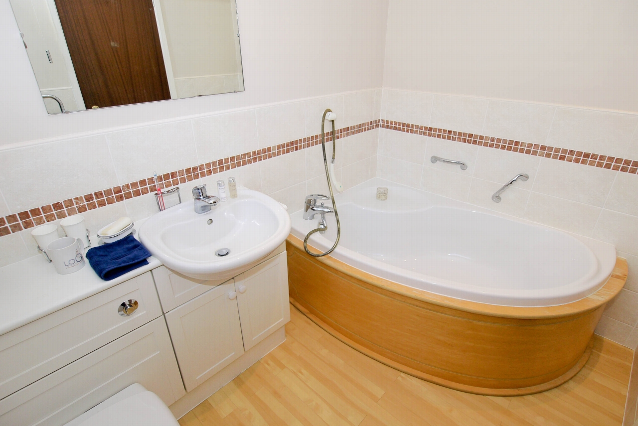5 bedroom detached house Sold in Sevenoaks - Photograph 10