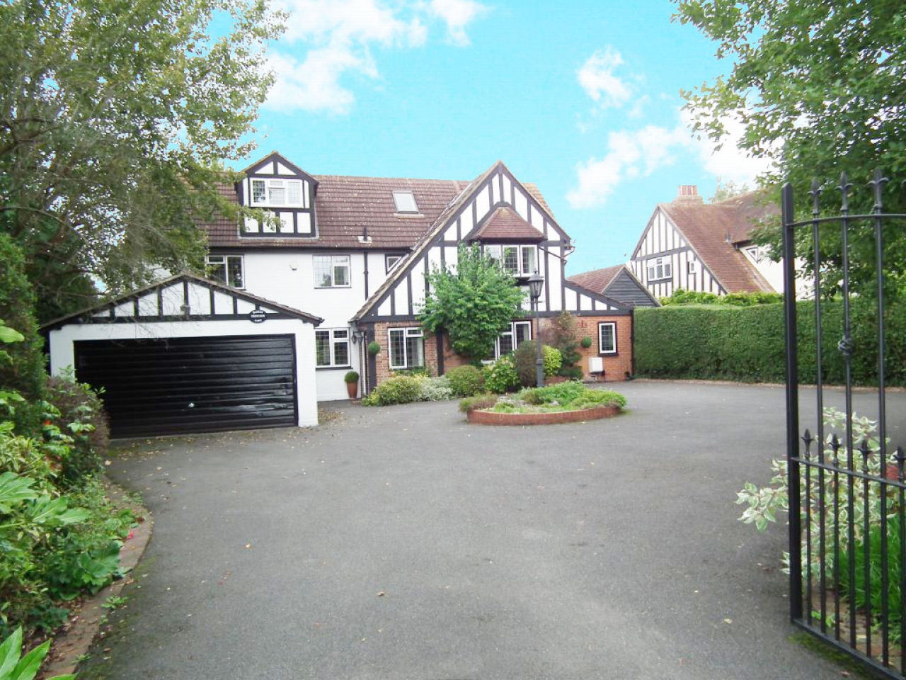 6 bedroom detached house SSTC in Potters Bar - Photograph 1