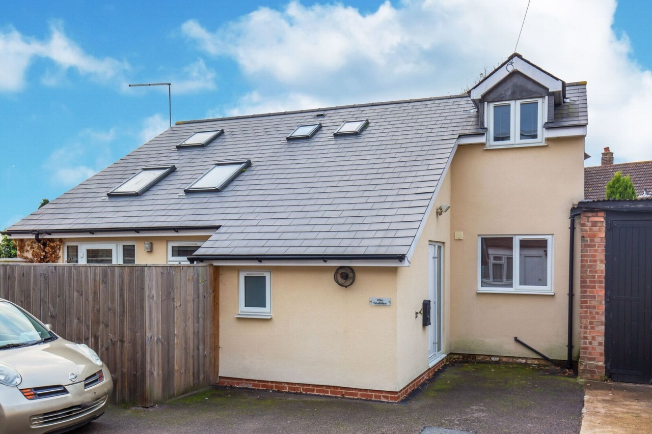 Road Potters Bar 2 bedroom link detached house Let in Potters