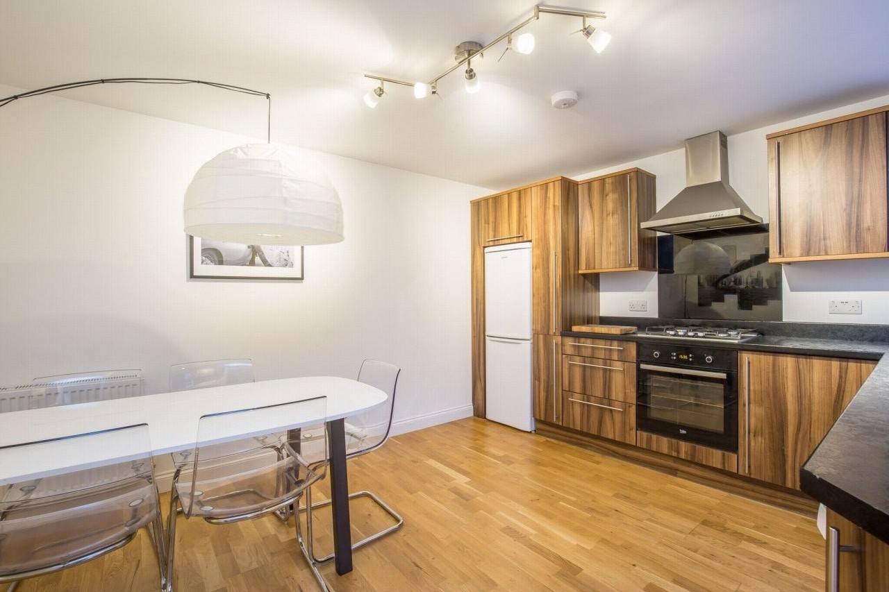 2 bedroom link detached house Let Agreed in Potters Bar - Photograph 3