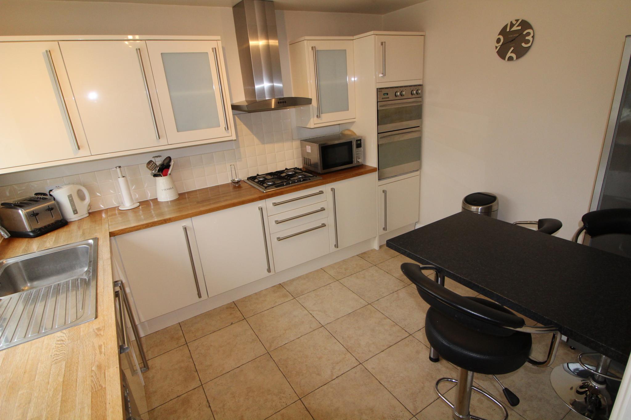 3 bedroom semi-detached house To Let in Potters Bar - Photograph 2