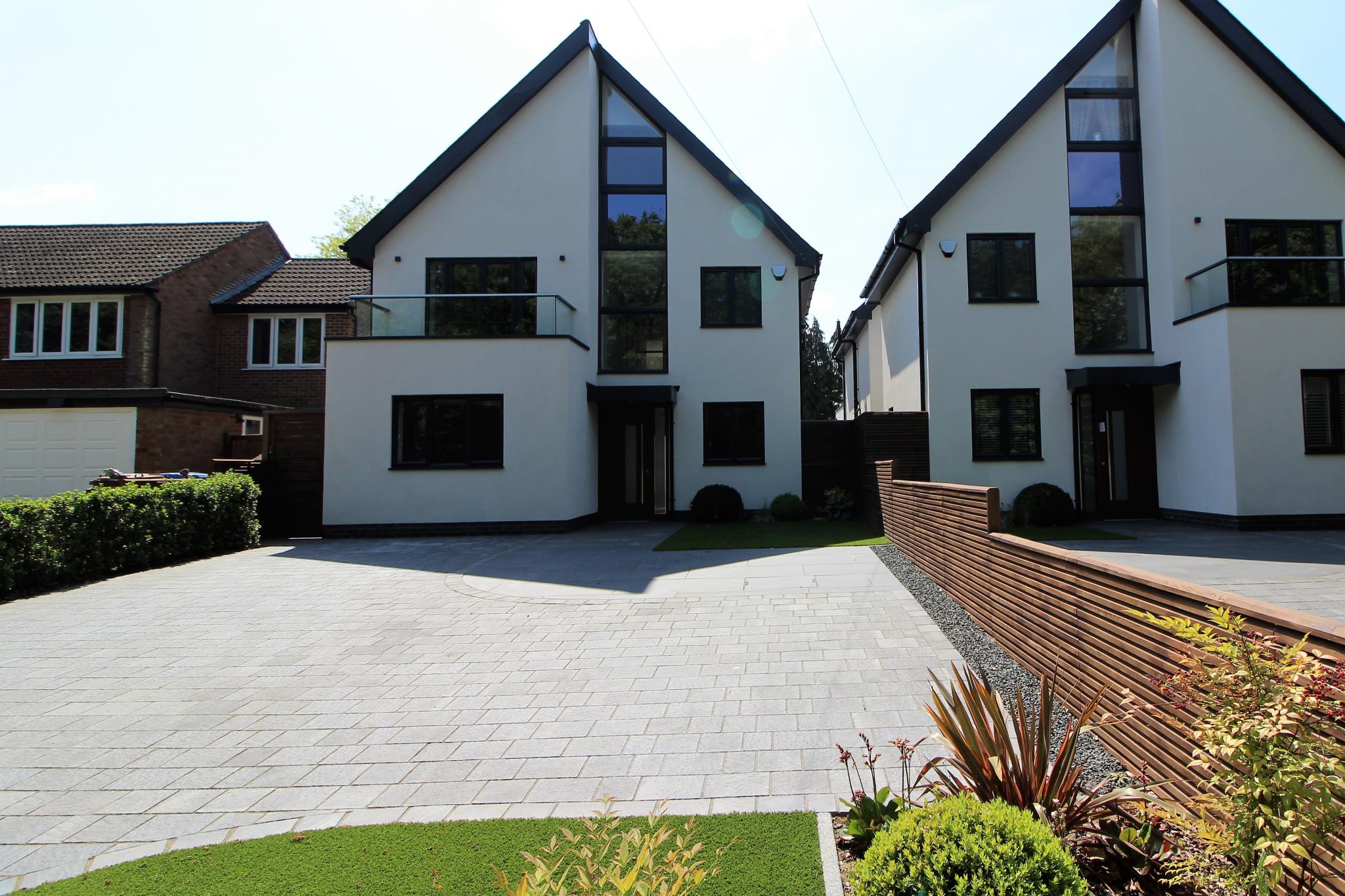 5 bedroom detached house For Sale in Brookmans Park - Photograph 1