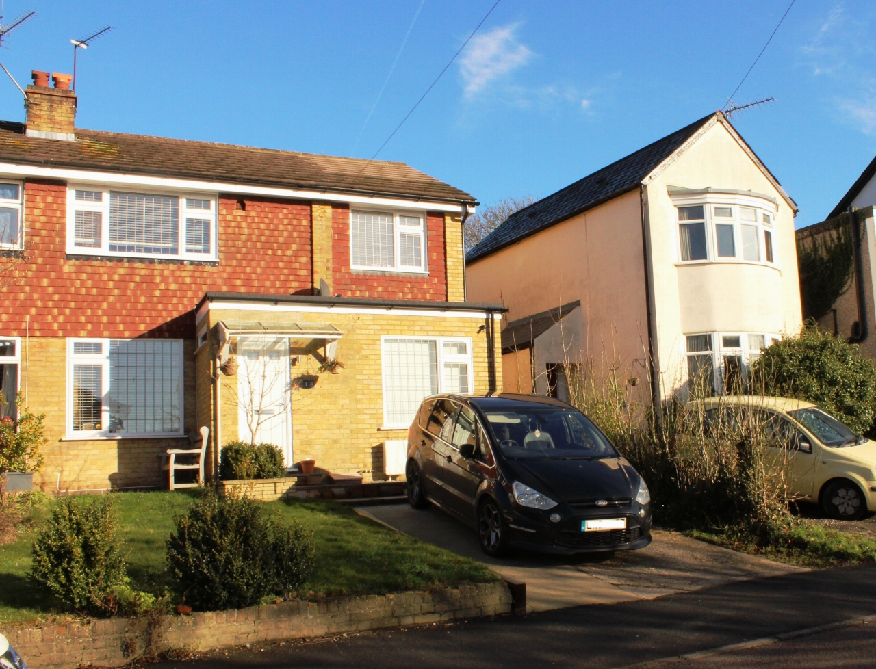 3 bedroom semi-detached house Sale Agreed in Potters Bar - Photograph 1