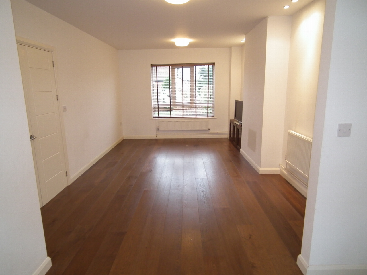 4 bedroom detached bungalow Let in Welham Green - Photograph 9