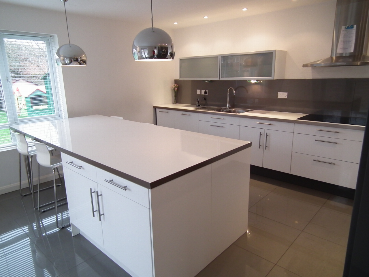 4 bedroom detached bungalow Let in Welham Green - Photograph 3