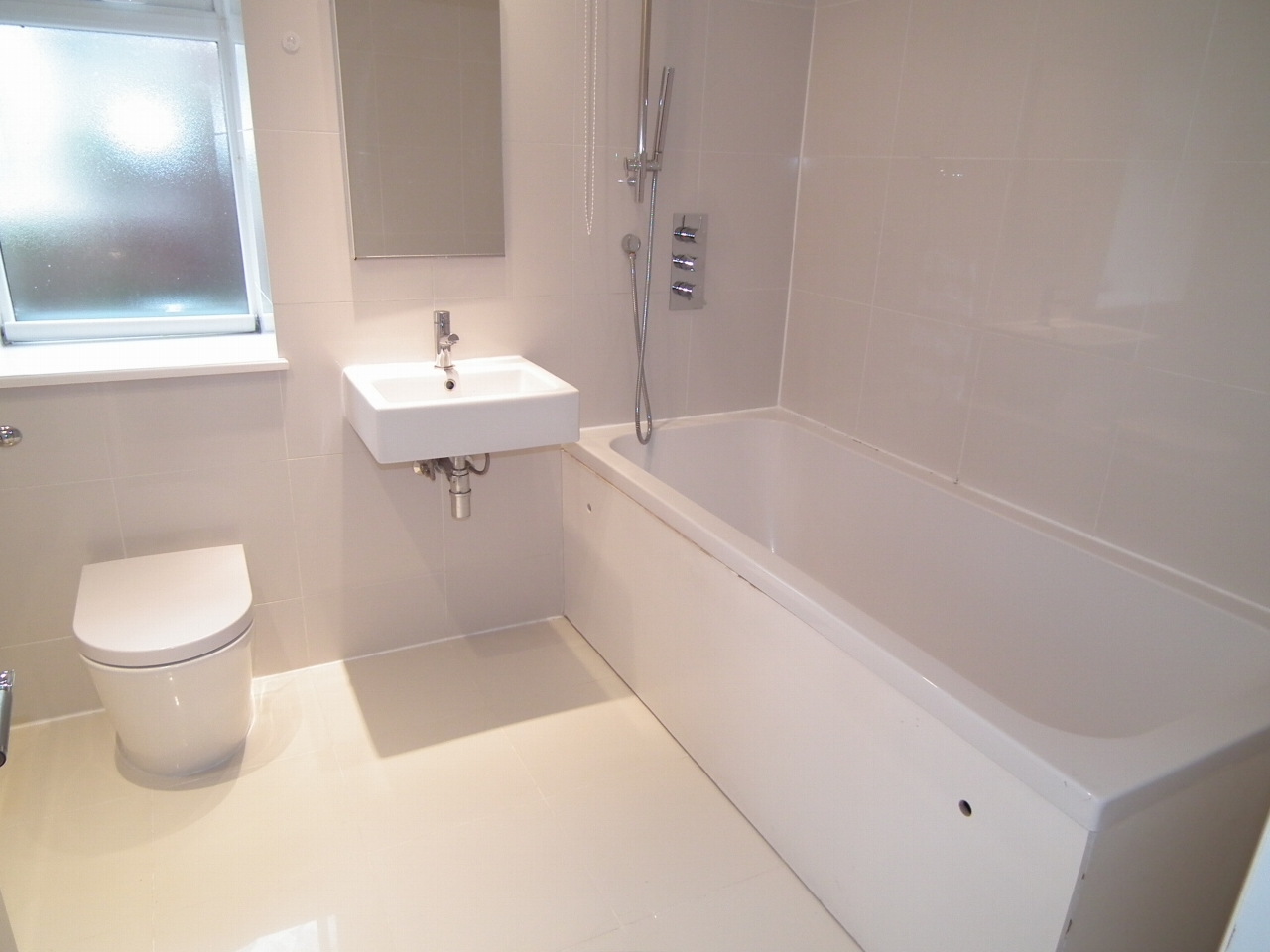 4 bedroom detached bungalow Let in Welham Green - Photograph 6