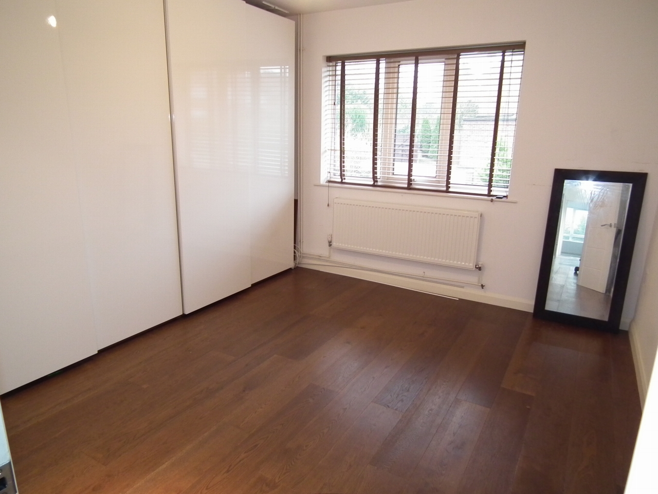 4 bedroom detached bungalow Let in Welham Green - Photograph 8