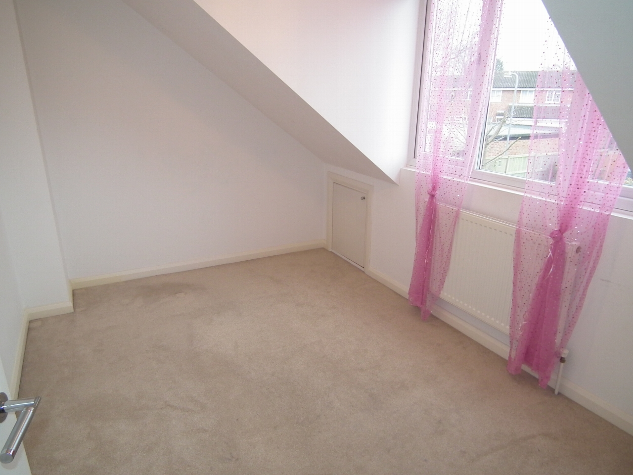 4 bedroom detached bungalow Let in Welham Green - Photograph 10