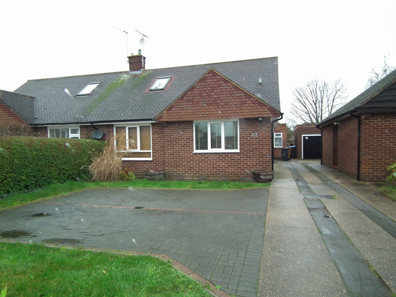 4 bedroom detached bungalow Let in Welham Green - Photograph 1