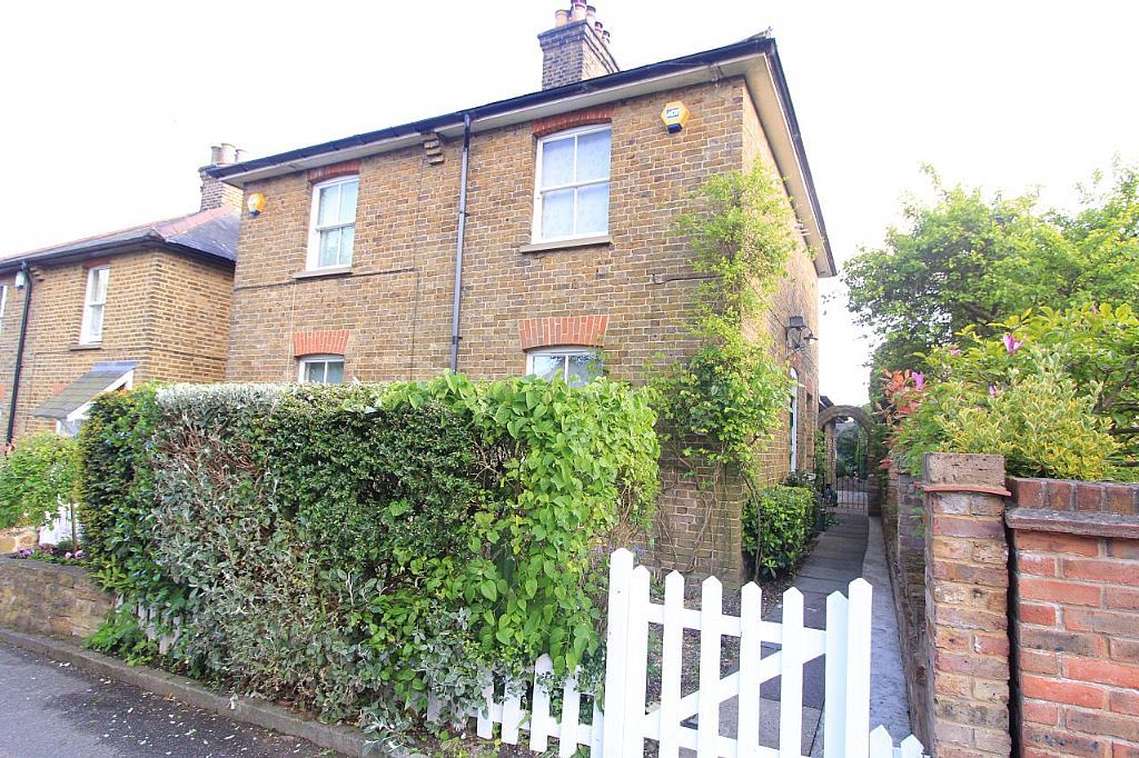 2 bedroom semi-detached house For Sale in Potters Bar - Photograph 1