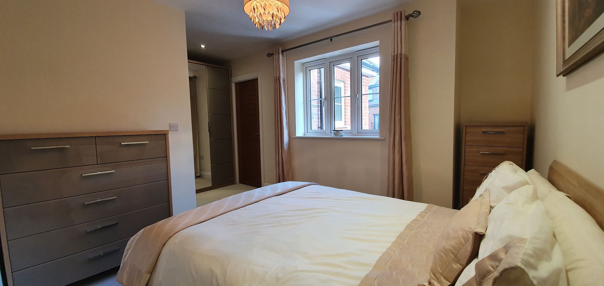 3 bedroom mid terraced house Sale Agreed in Brookmans Park - Photograph 13