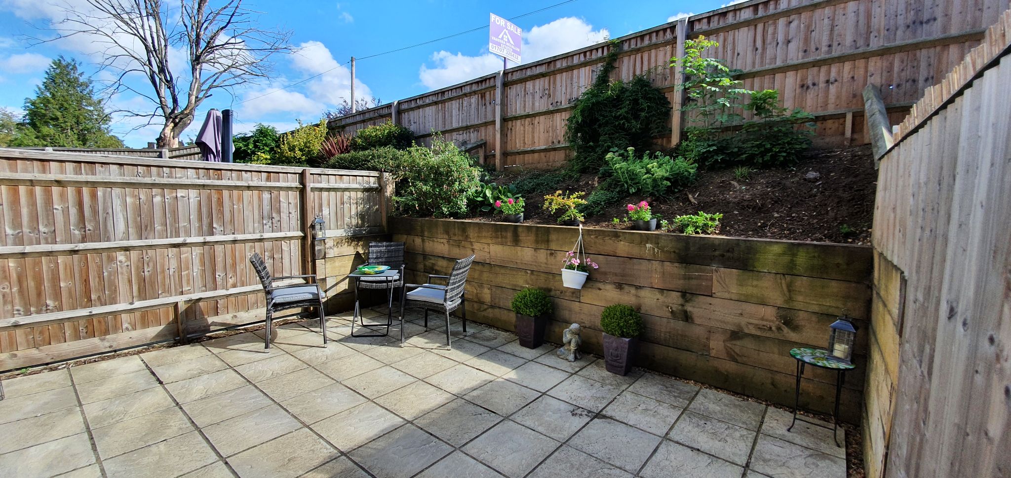 3 bedroom mid terraced house Sale Agreed in Brookmans Park - Photograph 17