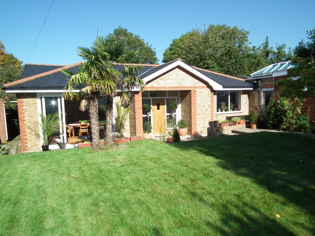3 bedroom detached bungalow Let Agreed in Hatfield - Photograph 1