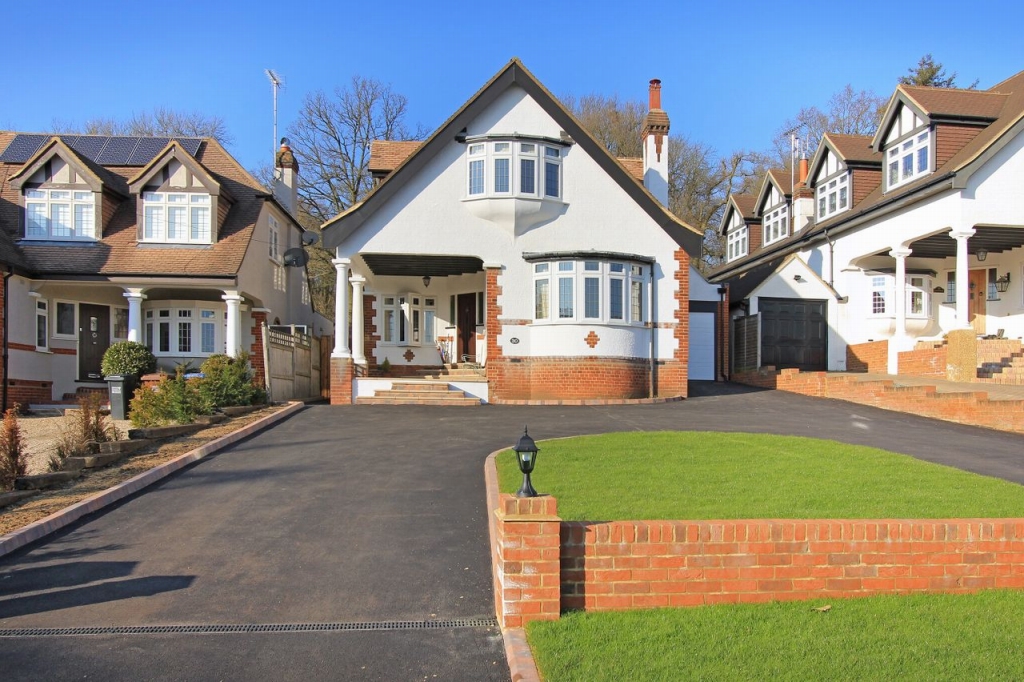 5 bedroom detached house Sale Agreed in Brookmans Park - Photograph 2