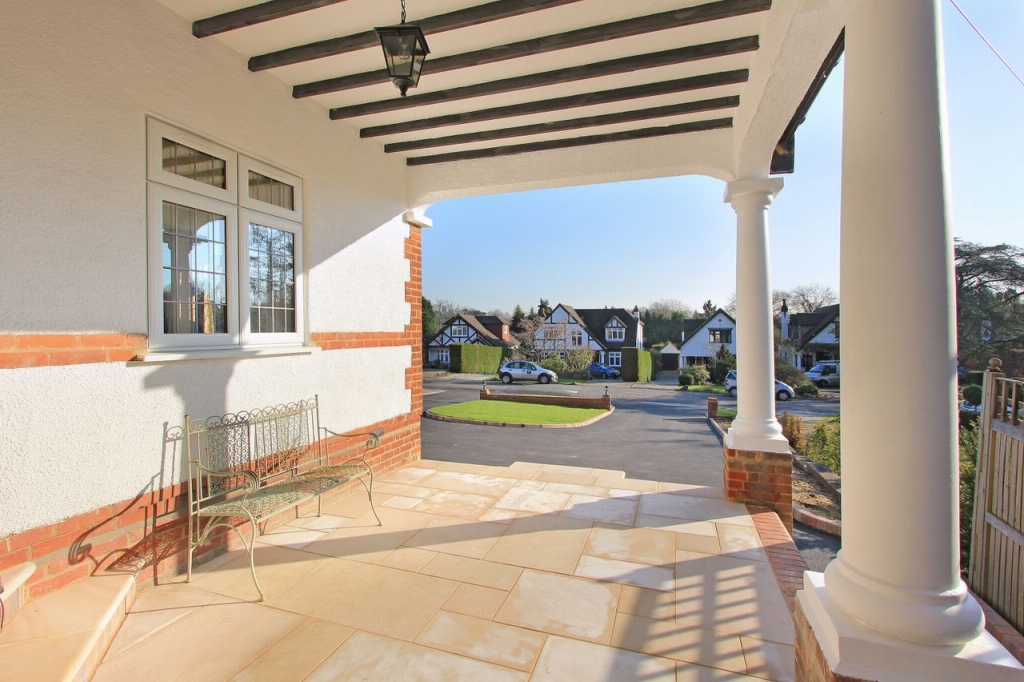 5 bedroom detached house Sale Agreed in Brookmans Park - Photograph 15