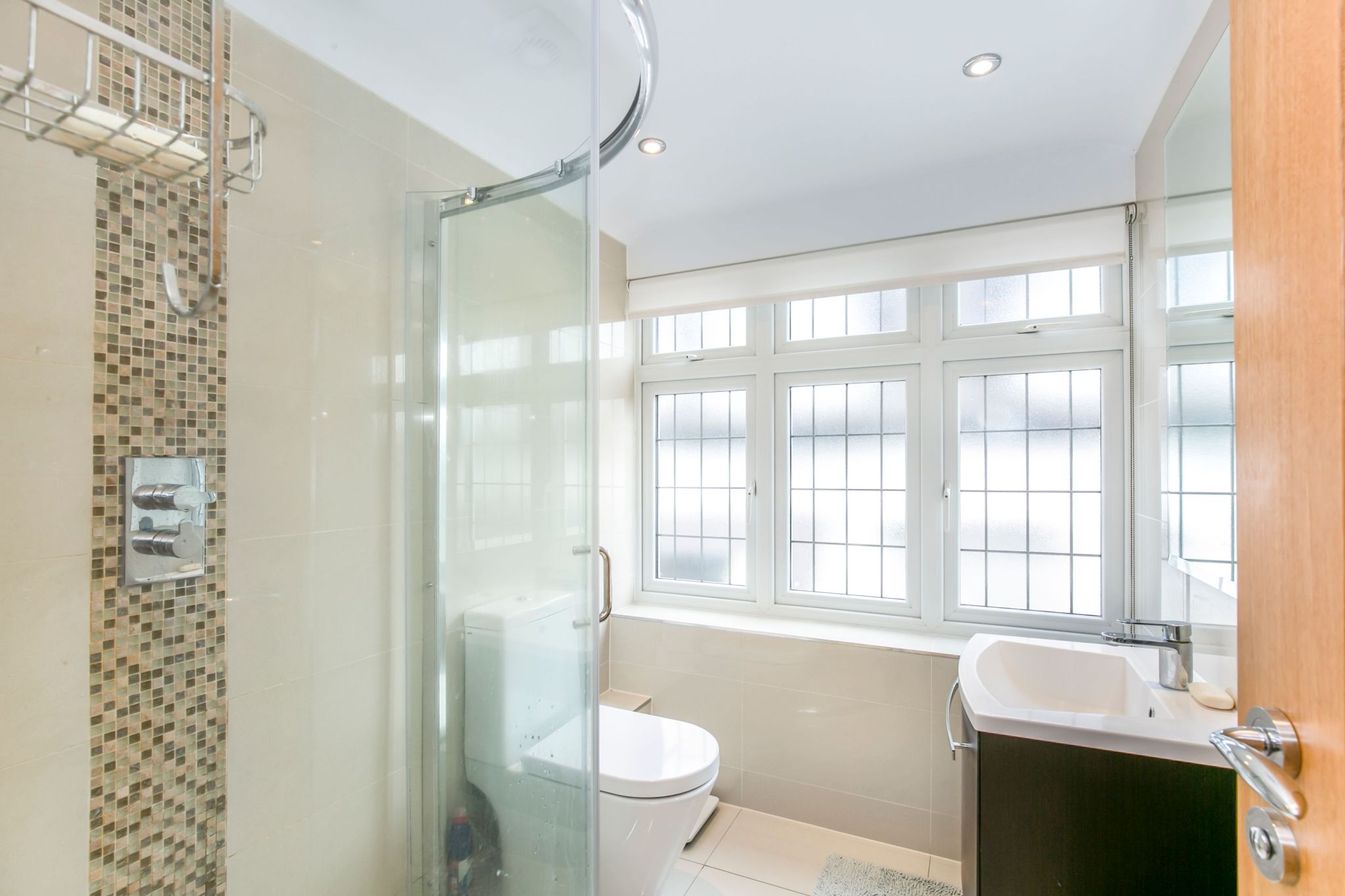 5 bedroom detached house Sale Agreed in Brookmans Park - Photograph 31