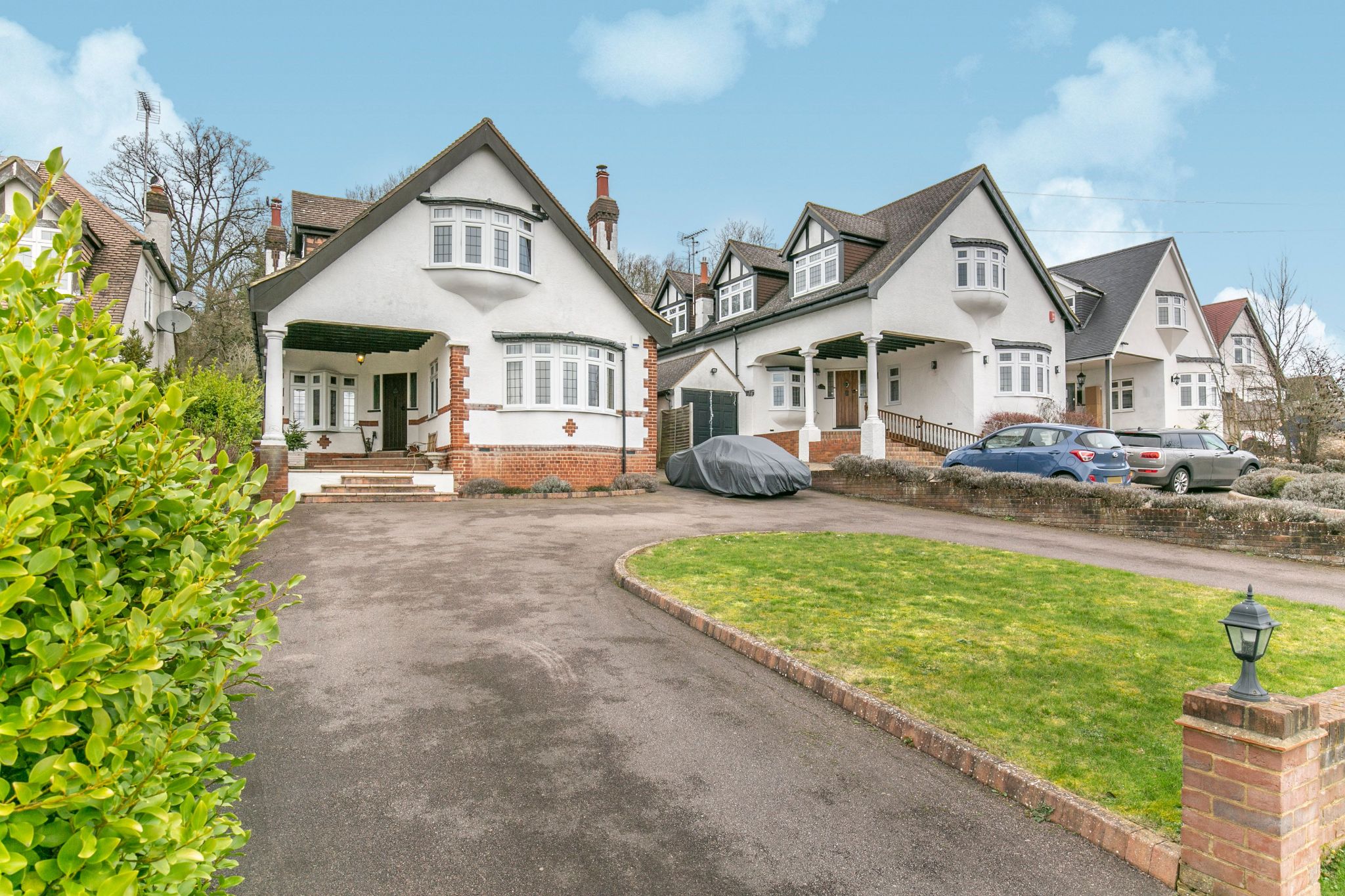 5 bedroom detached house Sale Agreed in Brookmans Park - Photograph 1
