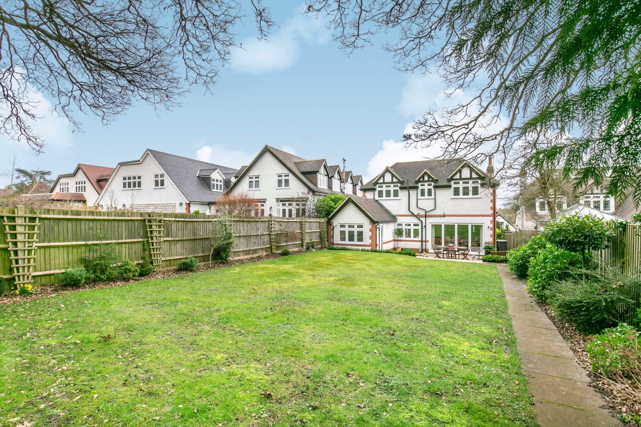 5 bedroom detached house Sale Agreed in Brookmans Park - Photograph 39
