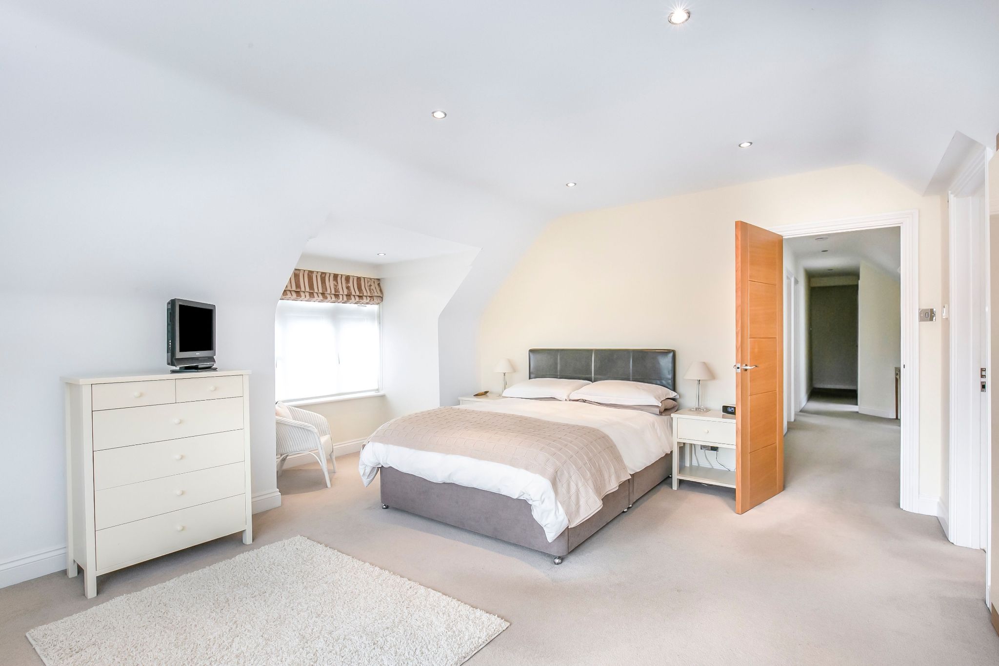 5 bedroom detached house Sale Agreed in Brookmans Park - Photograph 26