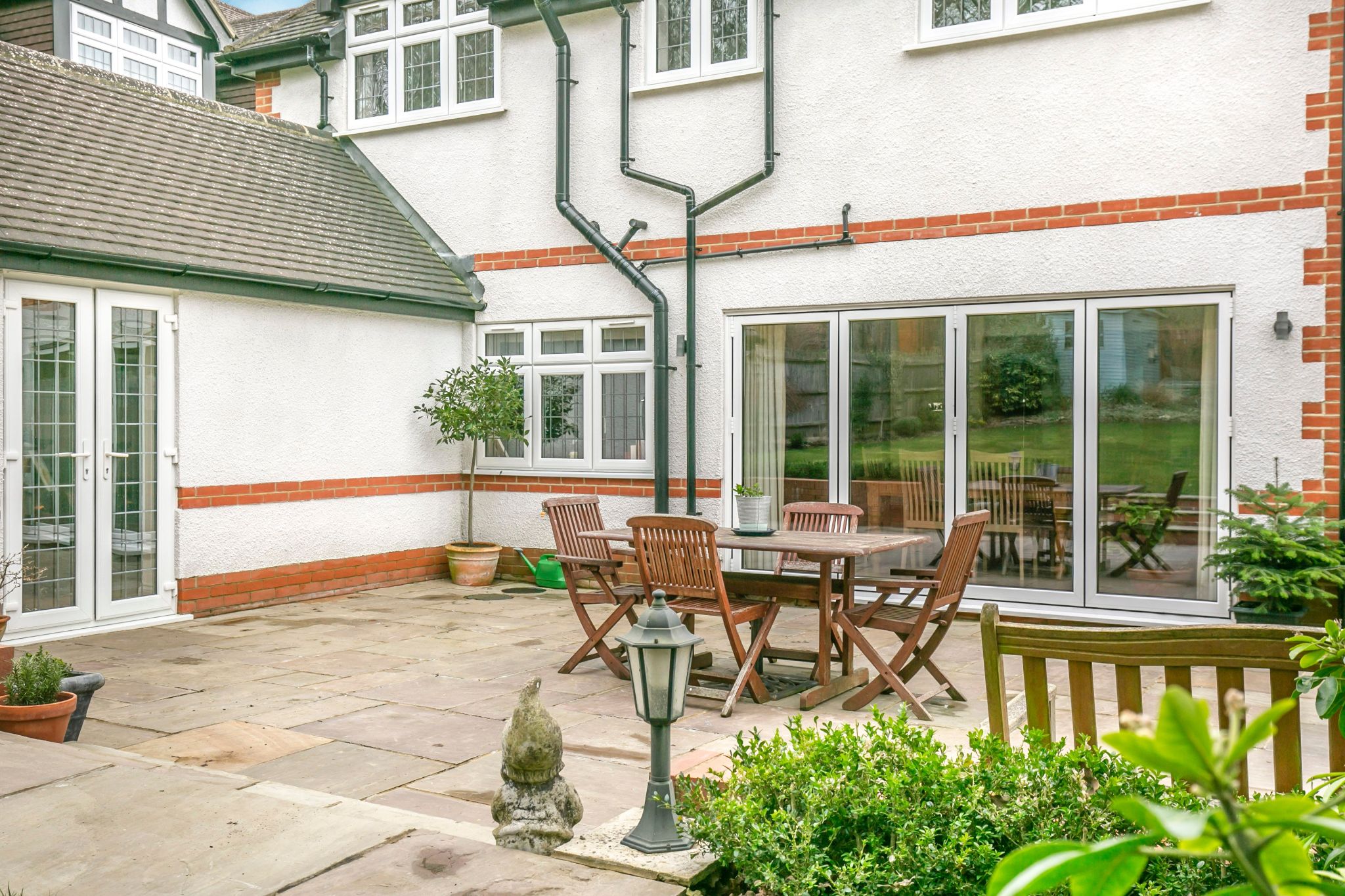 5 bedroom detached house Sale Agreed in Brookmans Park - Photograph 37