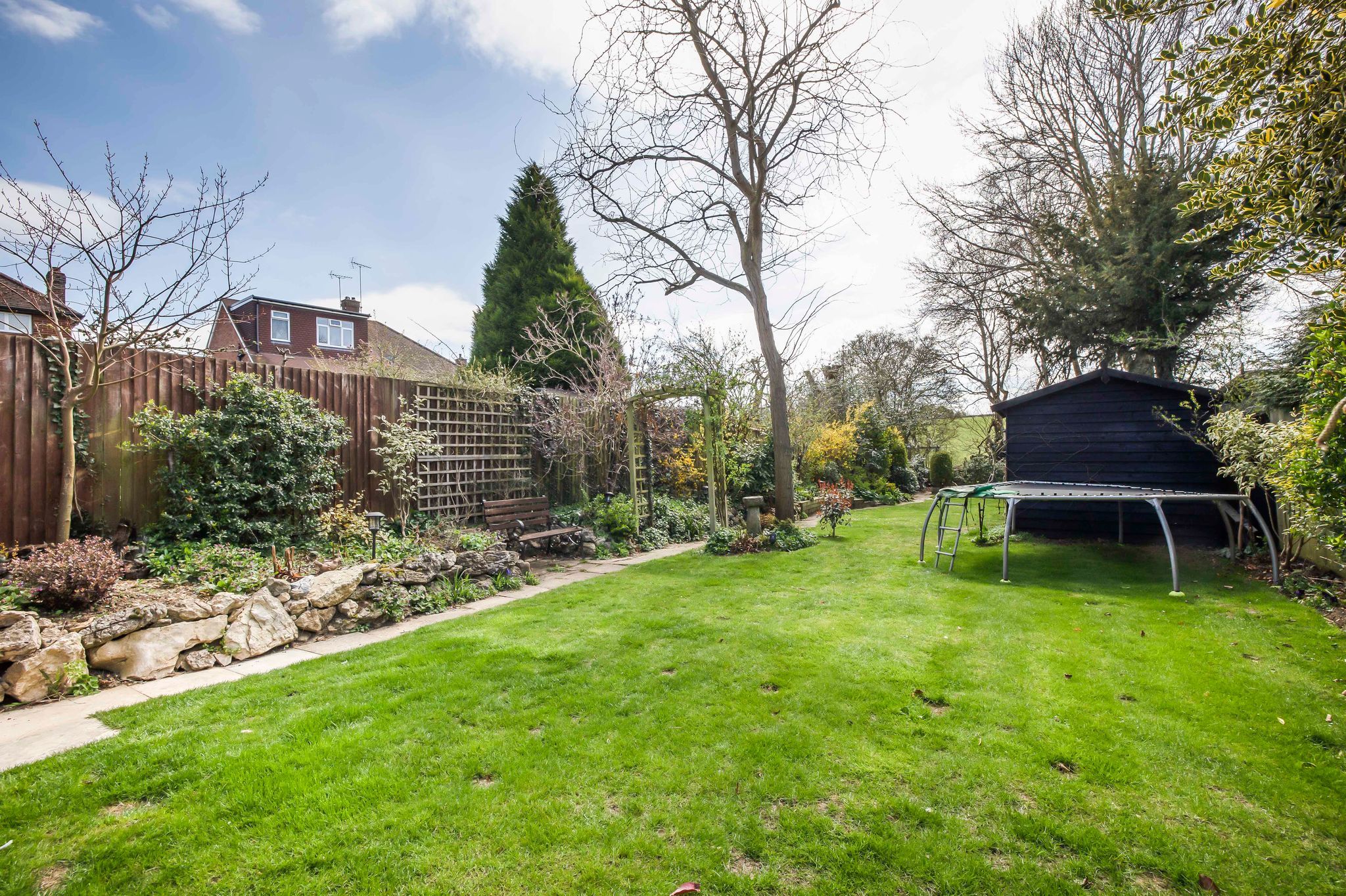 5 bedroom semi-detached house Sale Agreed in Brookmans Park - Photograph 2