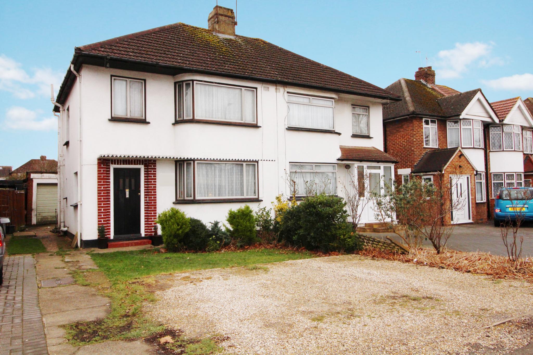 3 bedroom semi-detached house For Sale in Potters Bar - Photograph 9