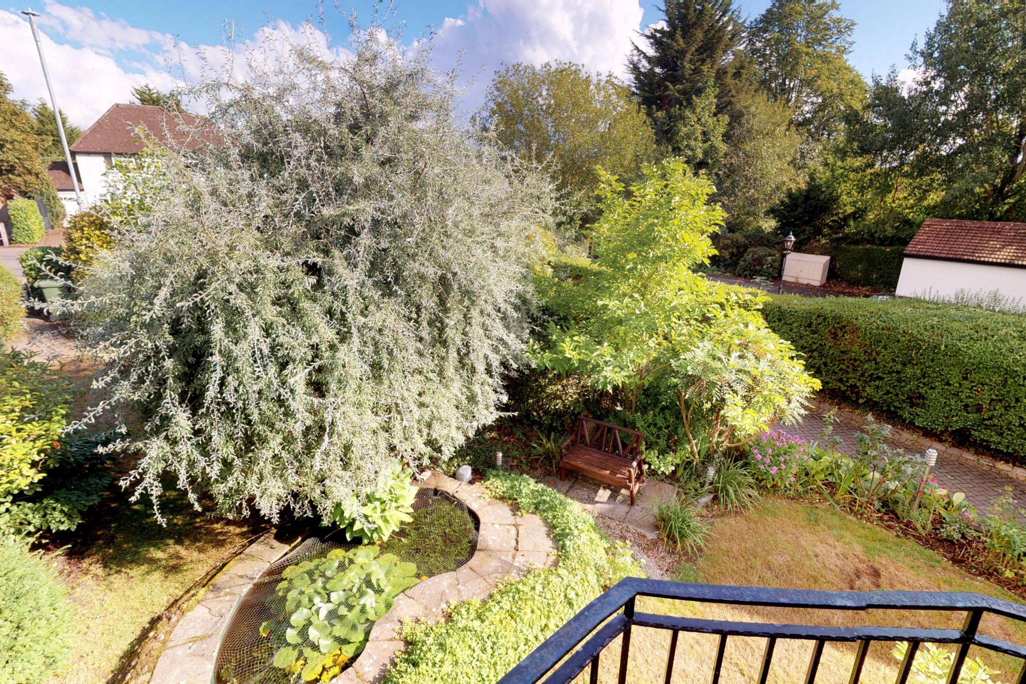 4 bedroom detached house For Sale in Potters Bar - Photograph 3