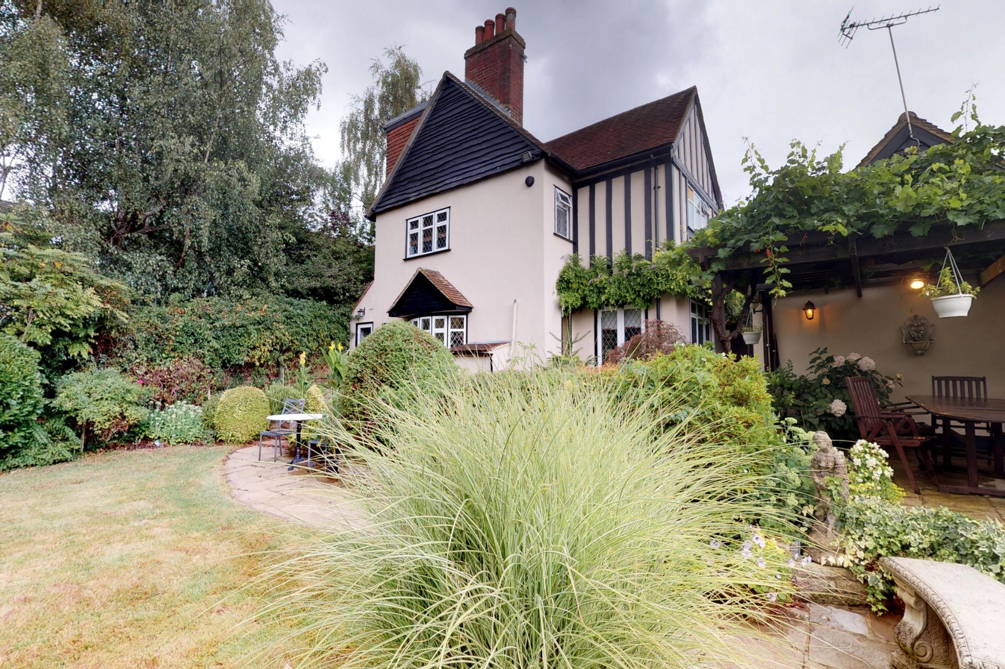 4 bedroom detached house For Sale in Potters Bar - Photograph 2