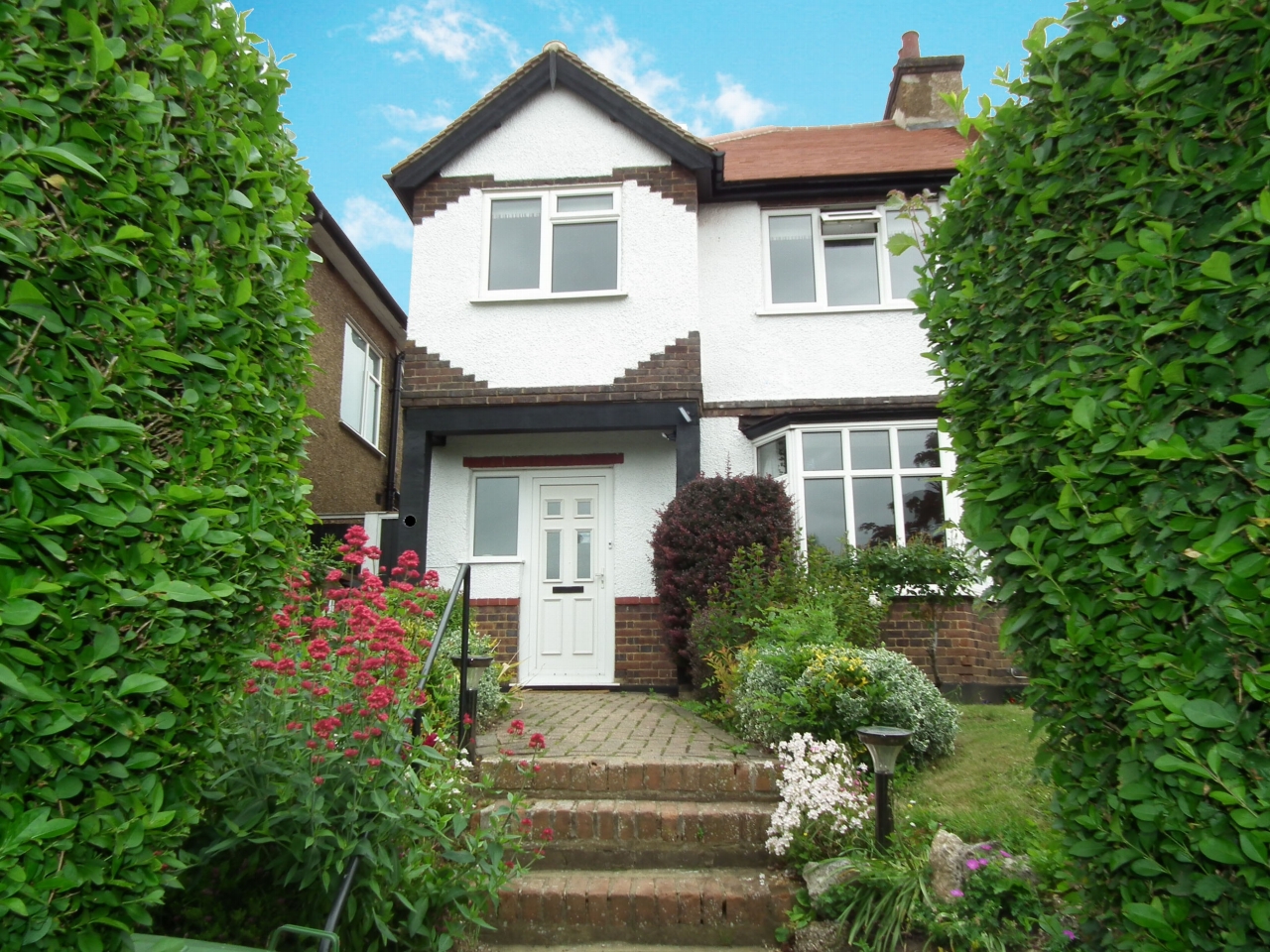 3 bedroom semi-detached house Let Agreed in Potters Bar - Photograph 1
