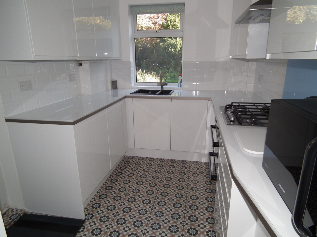 3 bedroom semi-detached house Let Agreed in Potters Bar - Photograph 4