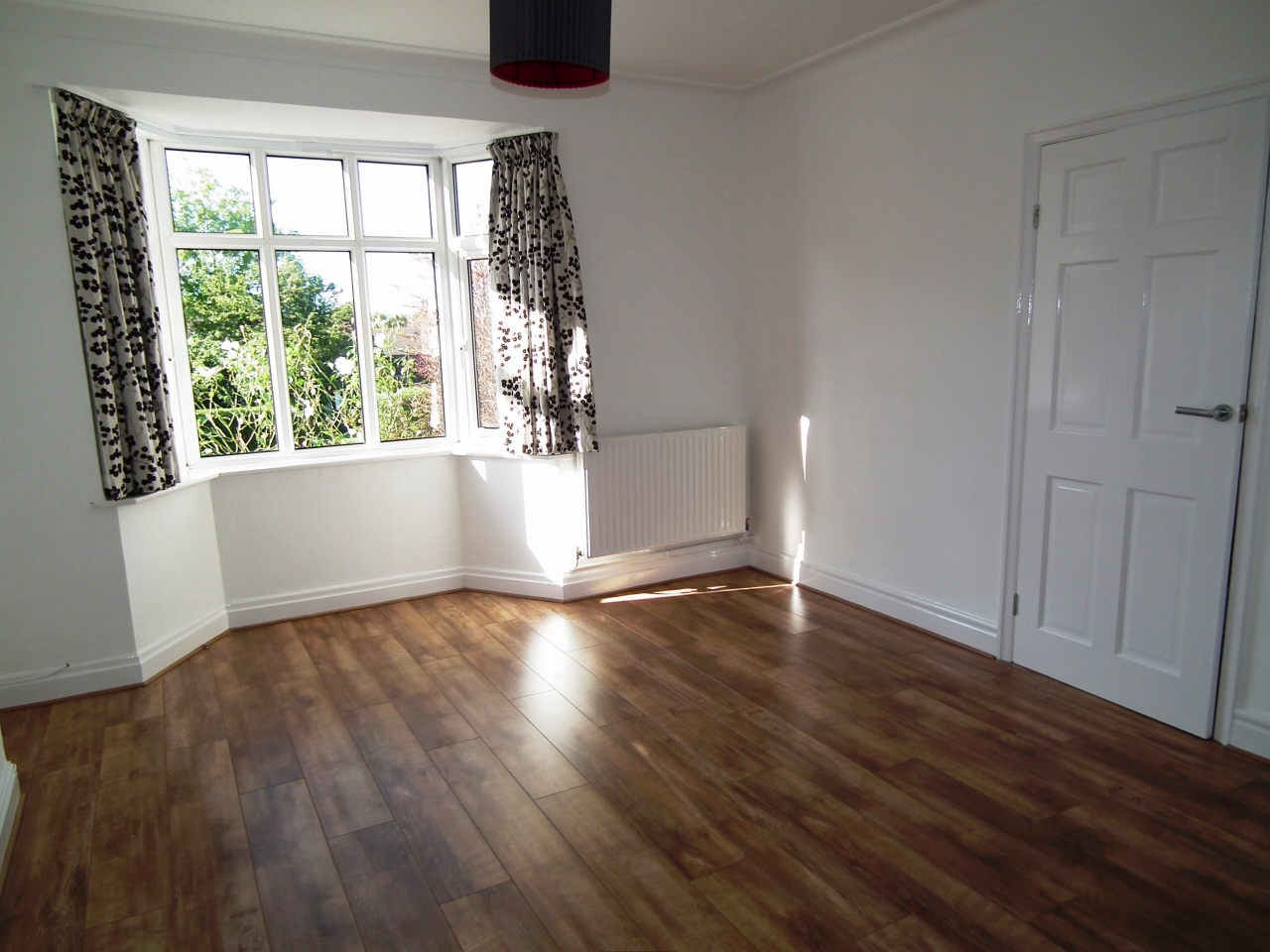 3 bedroom semi-detached house Let Agreed in Potters Bar - Photograph 2
