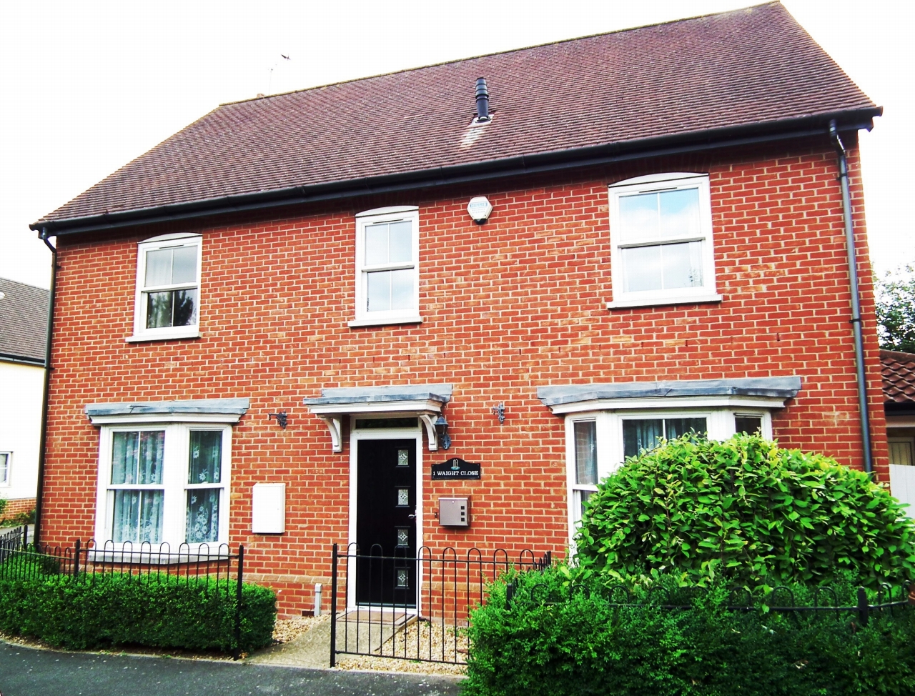 4 bedroom detached house Available in Hatfield - Photograph 1