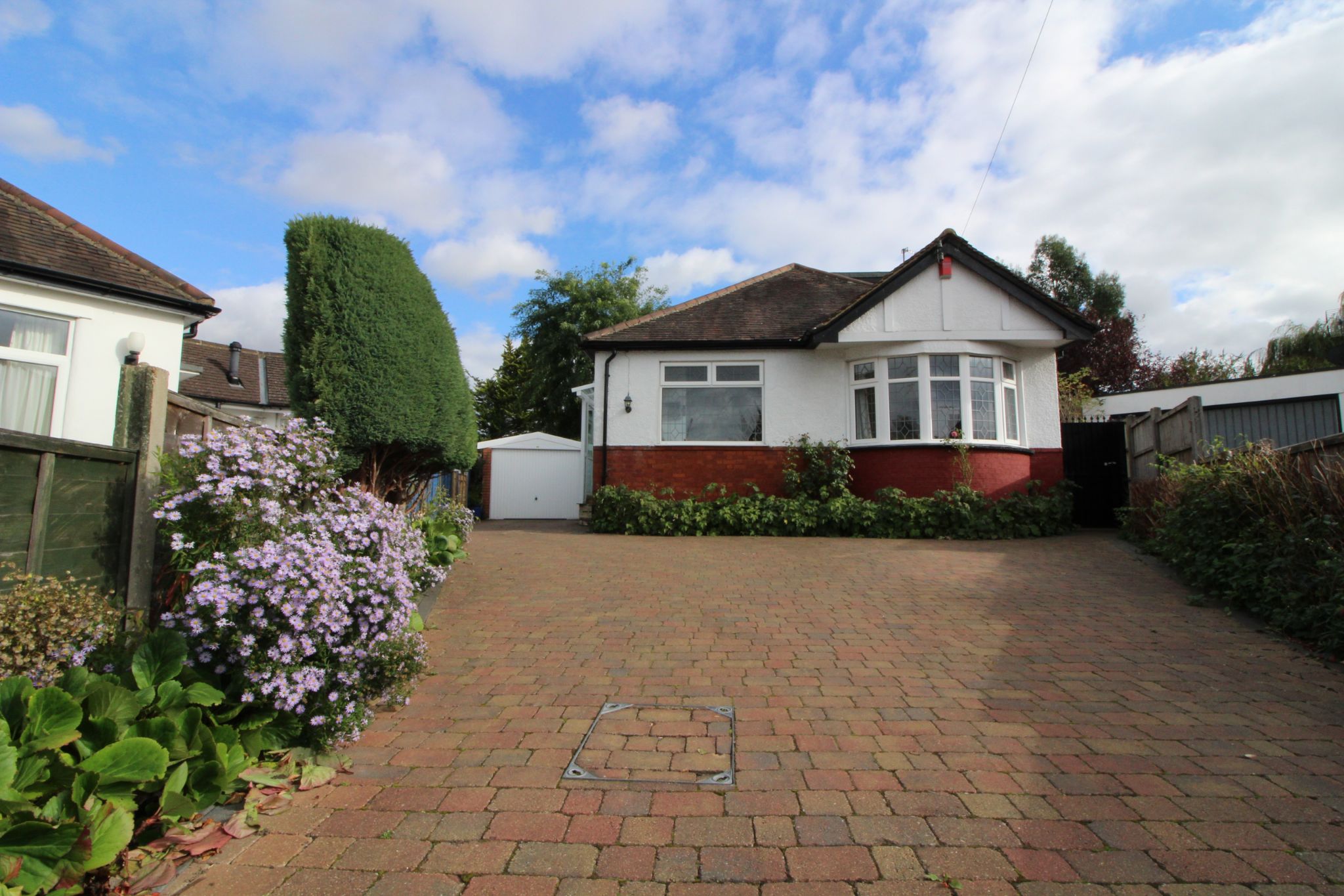 4 bedroom detached bungalow For Sale in Potters Bar - Photograph 1
